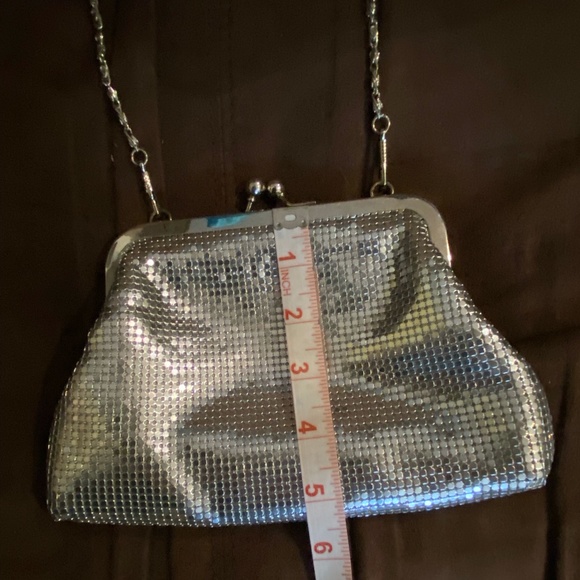 Silver coloured vintage'esque clutch - Picture 4 of 4